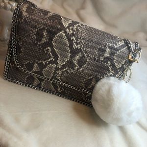 ✨Bundle 3/$8✨ Pom-Pom Key Chain